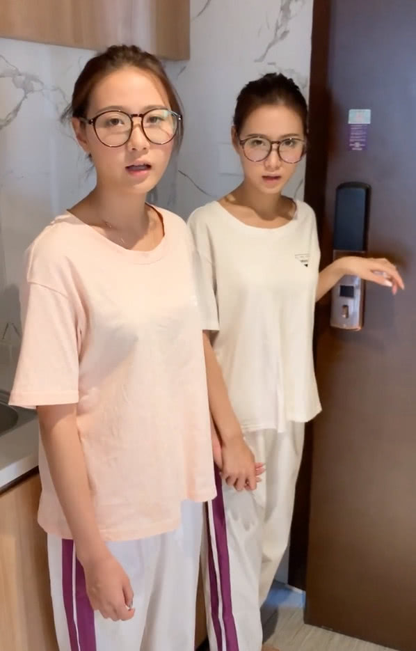 姐妹俩在家邋遢睡衣,出家门换上"抽纸裙"变身,这里不一样了!