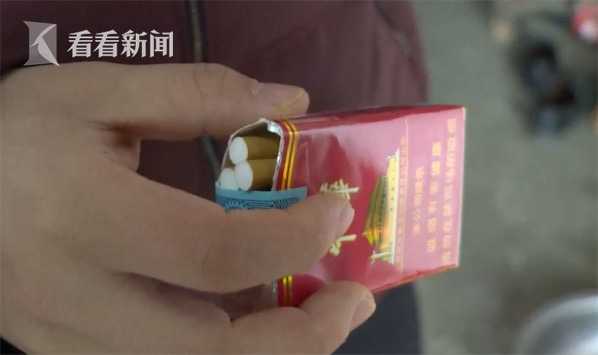 手拿点燃的中华烟图片图片