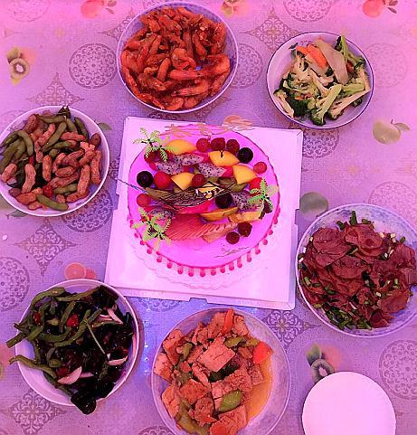 婚后第一次在婆家过生日,进门看到这一桌菜,我感觉自己没看错人