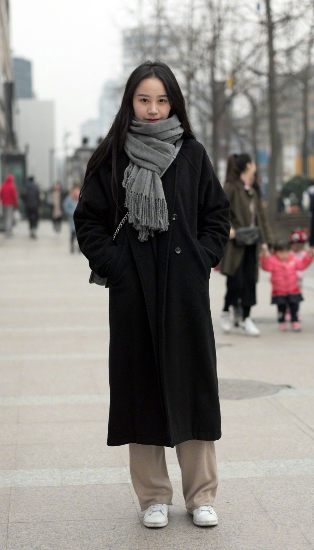 街拍:小姐姐一款黑色的大衣出街,搭配黑色皮鞋,很有气质.