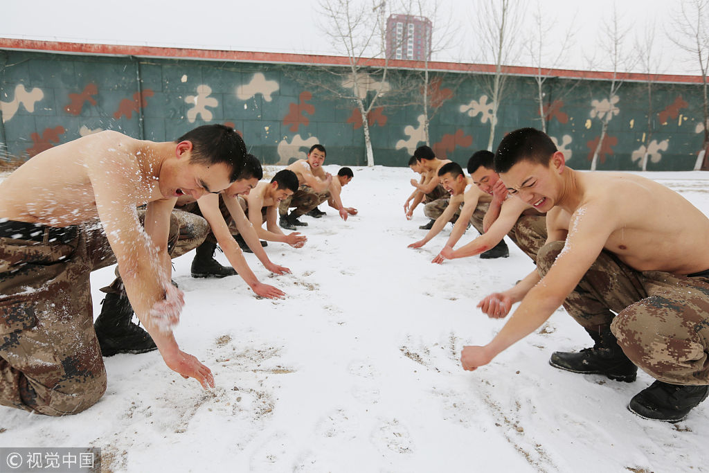 甘肃天水侦察兵赤膊上阵抗击严寒 雪地做饭锤炼生存能力