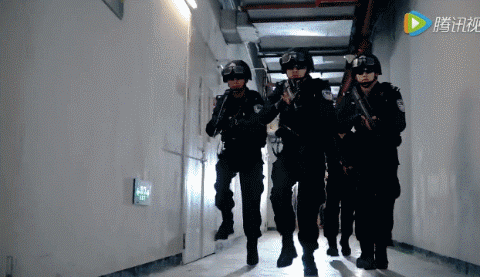 中国特警仅用8秒解救客车人质,俄式反恐却把人质炸上天?