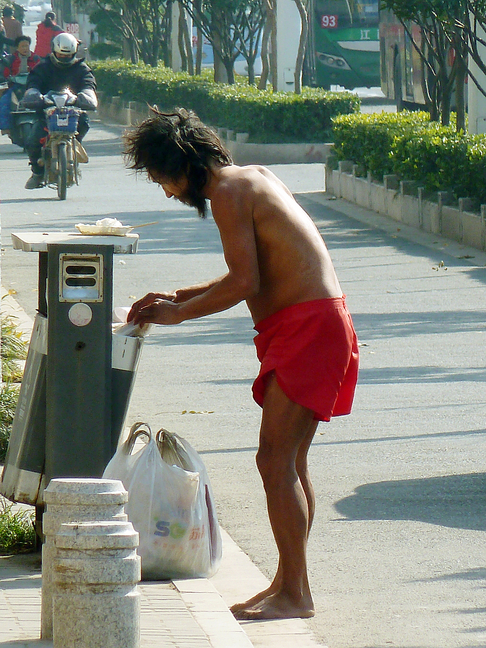 搞笑有内涵#  为什么流浪汉不喜欢在购物中心里乞讨?