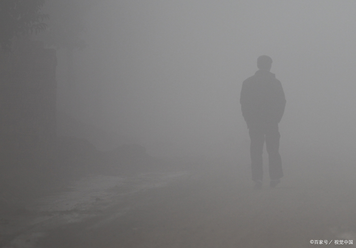 大雾里的人背景图图片