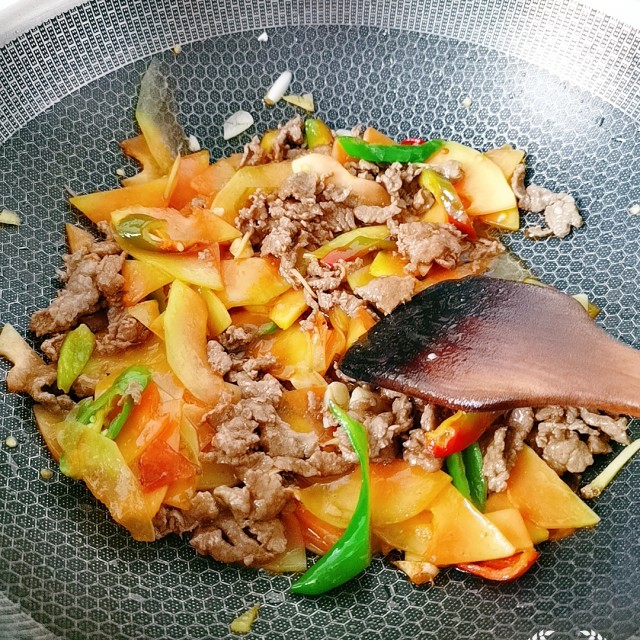 木瓜炒牛肉,做法确实很特别,难怪很多人喜欢