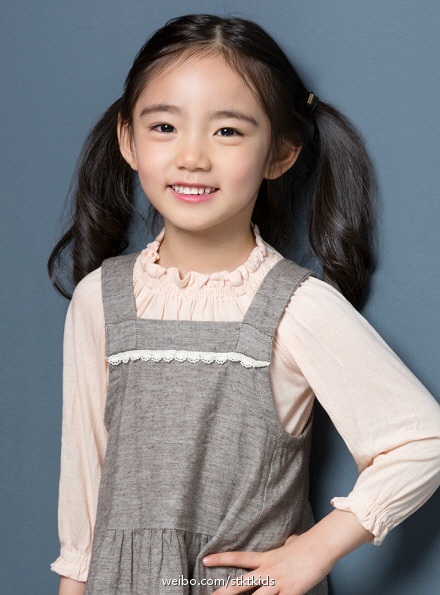 她上小学前就被杨幂签约,日后有望超越热巴,但这一点却令人担忧
