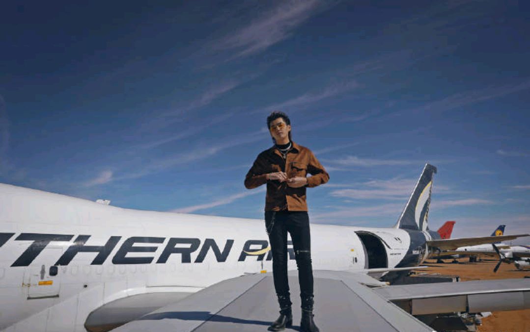 吴亦凡《antares》全网上线!好友纷纷打卡祝福,专辑照太帅了.