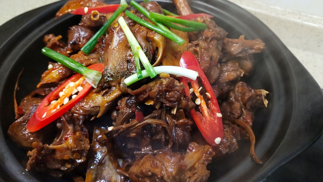 在家也能做大厨,酒店里的招牌菜啤酒鸭茶树菇,你也可以学会哦