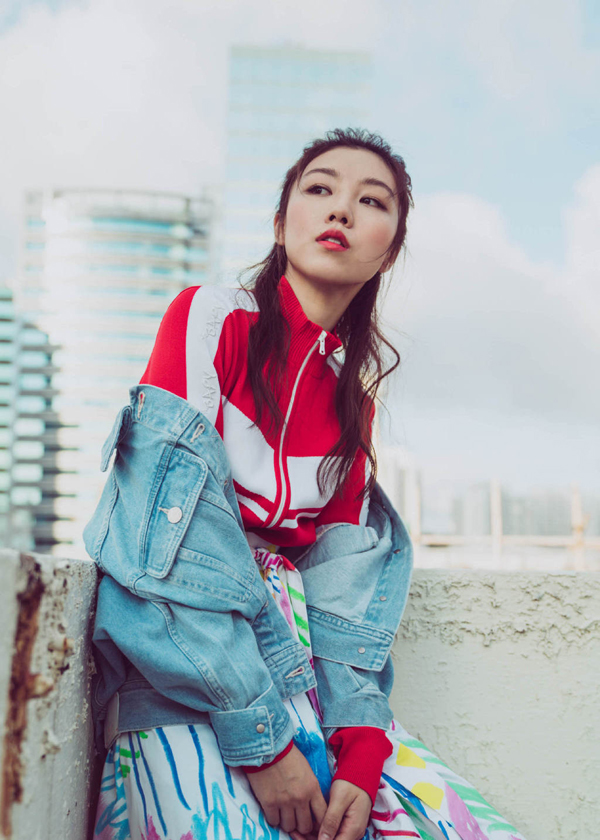 颜卓灵邓紫棋灵动俏皮宛如姐妹 香港硬核女孩就是这么刚