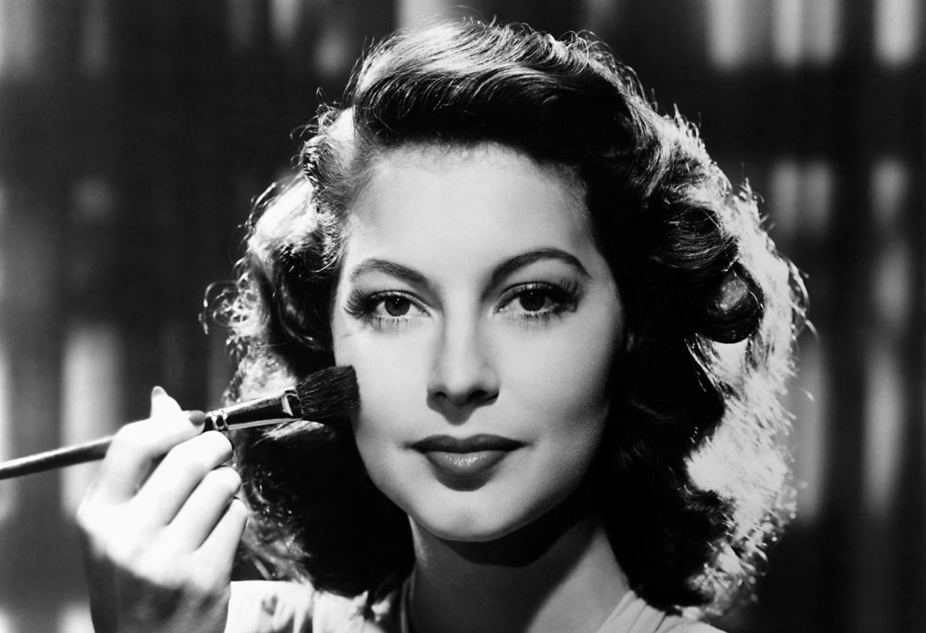 她是好莱坞第二位"性感女神",融泼辣撩人一体,令人心荡神摇