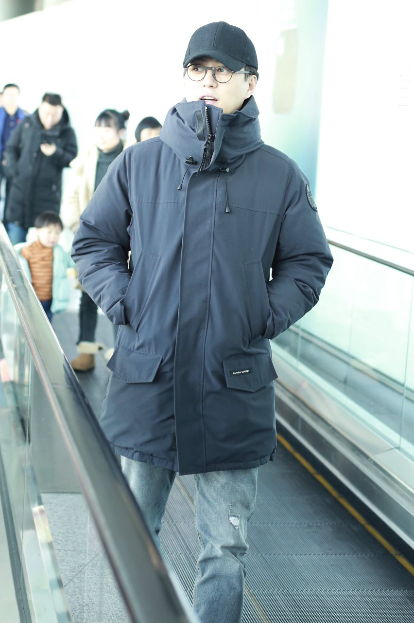 靳东戴棒球帽和眼镜穿黑色外套现身机场,把双手放在衣服口袋里