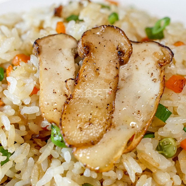 时蔬松茸炒饭的口感层次丰富,鲜美醇香,让人停不住口