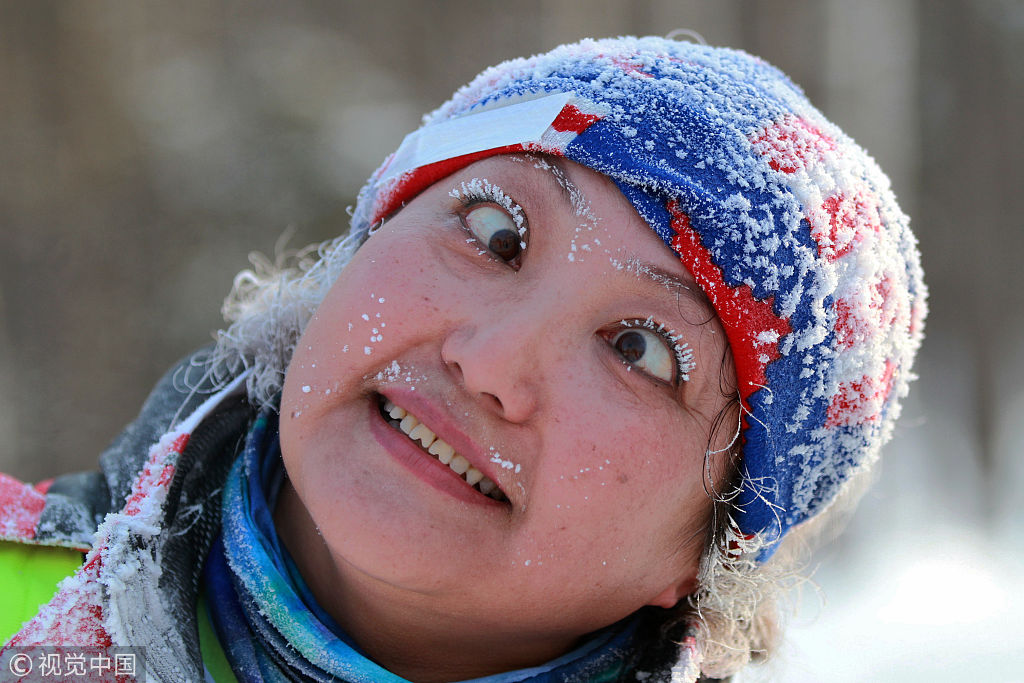 黑龙江伊春-20℃雪地徒步穿越赛举行 选手呵气成霜须发皆白