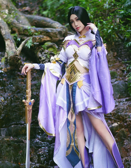 大学生cos紫霞仙子来袭,拿着月光宝盒,等待她的盖世英雄出现