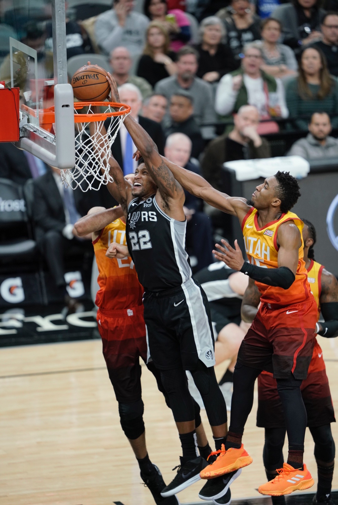 盖伊依旧能飞23分15板 马刺主场战胜爵士