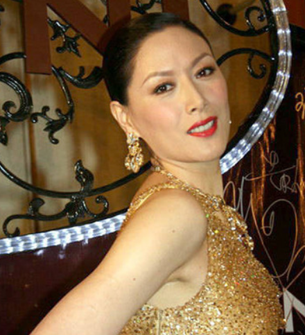 她也有了可以相携一生的人,她的丈夫是法国的富豪