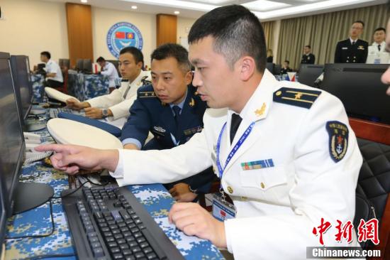 南部战区海军某作战支援舰支队支队长朱建达和新加坡海军第一支队支队