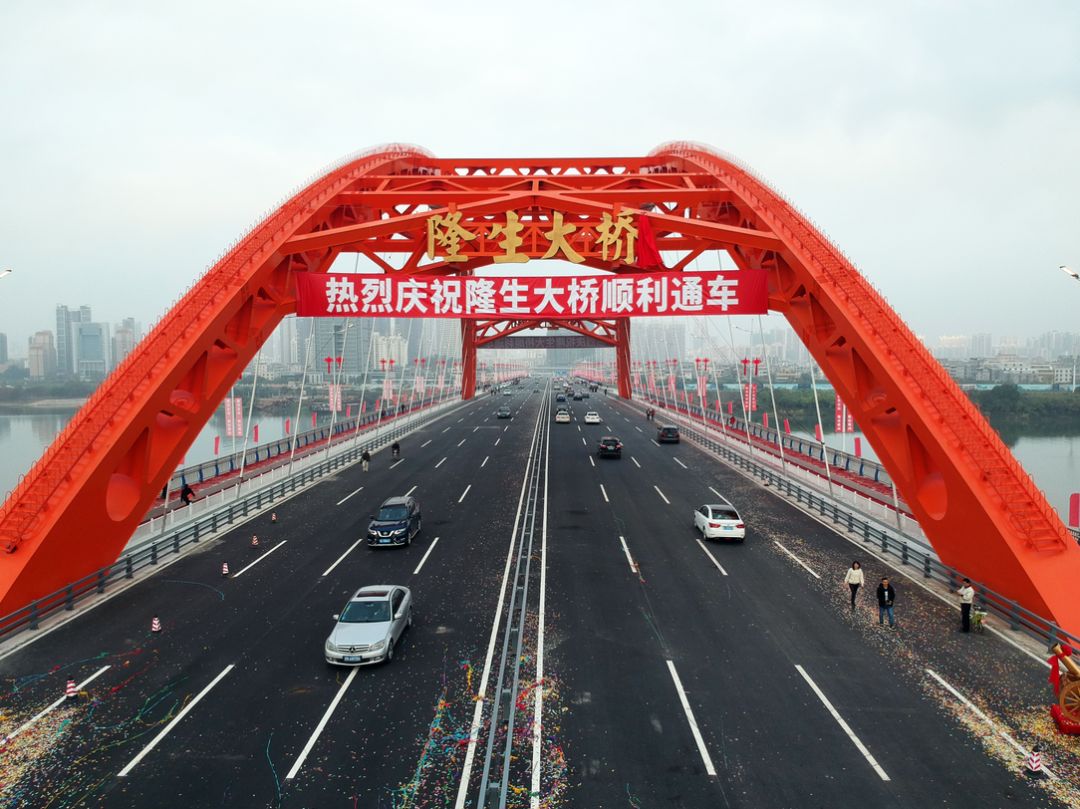 虽然东江大桥桥面近年由单向2车道扩为3车道,并采取了红