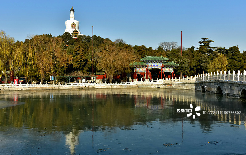 2018年12月9日,北京,时下正值大雪节气,北海公园太液池已是薄冰初上.