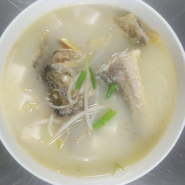 黄花鱼豆腐汤,奶白的鱼汤非常有滋味,鱼肉也很鲜嫩