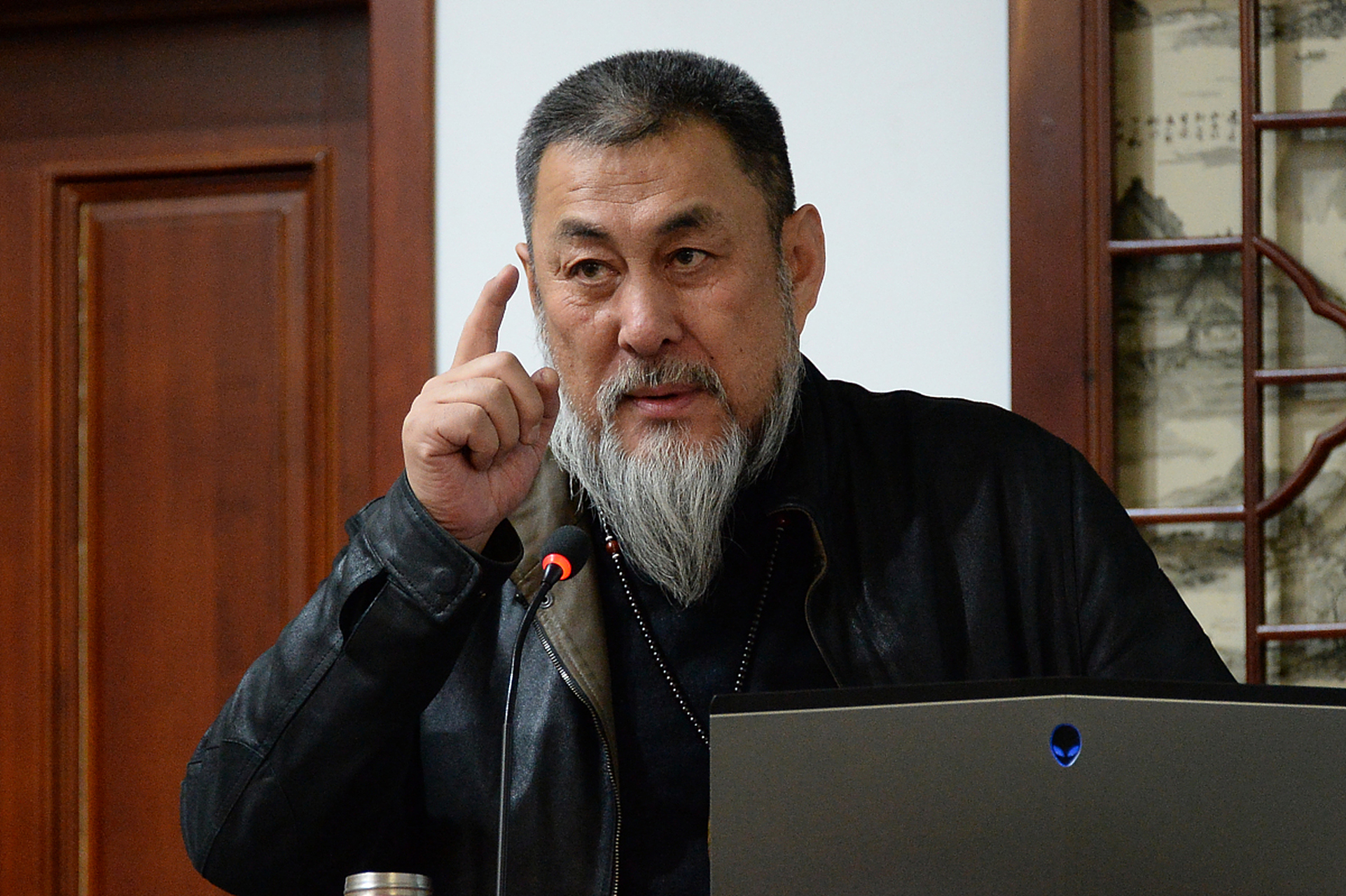 鲍国安拍摄三国,去打饭,厨师没有在意,手一抖,勺子里的两块肉,抖落