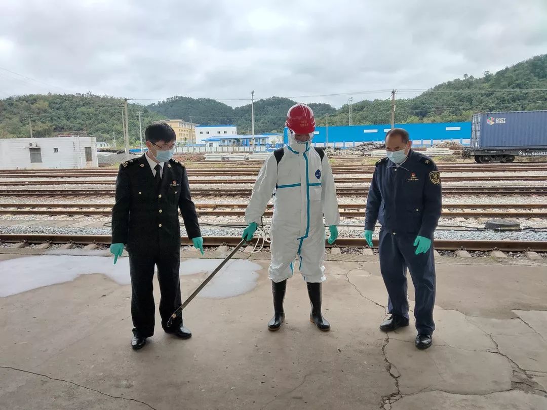 坚决打赢疫情防控阻击战|凭祥海关:闪亮党徽连成一线