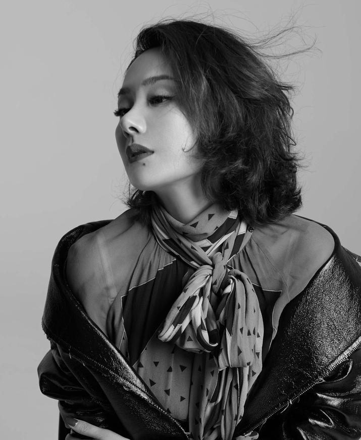 在2002年程莉莎在拍摄电影《暖》的时候,就与演员郭晓冬相识相恋走到