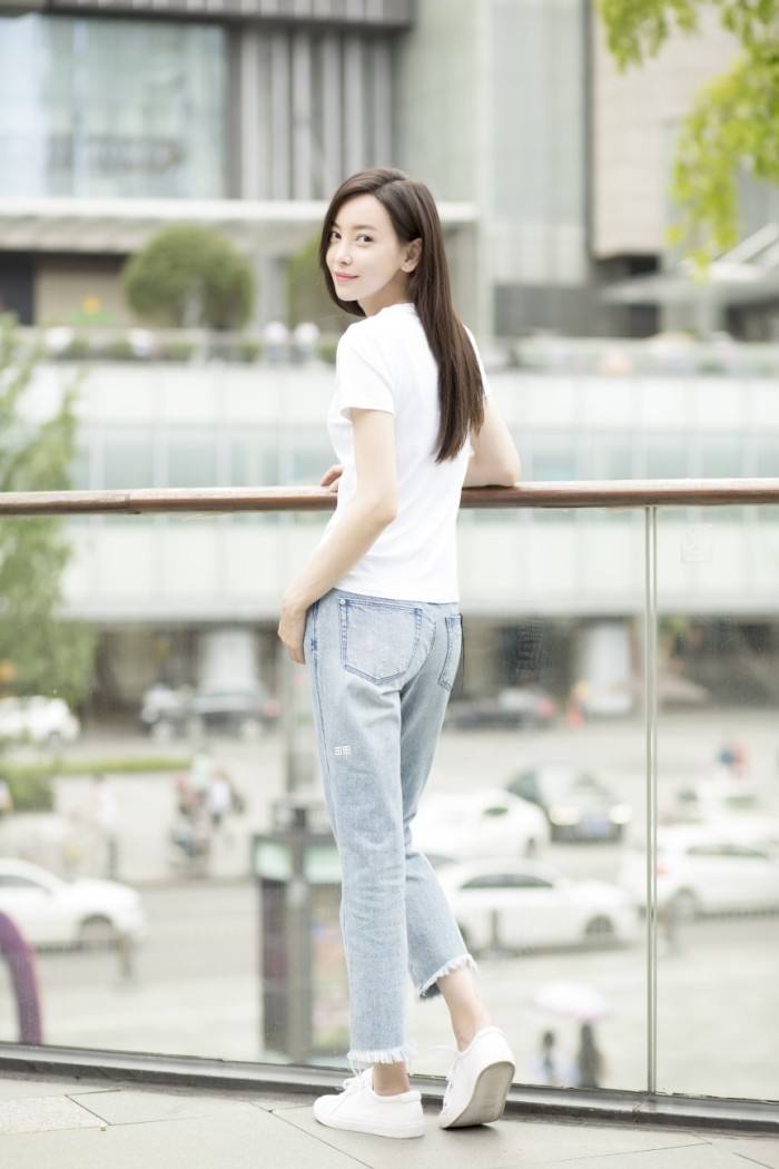 看到一直穿牛仔裤的于文文换上了裙子,网友直言:女神嫁给我吧!