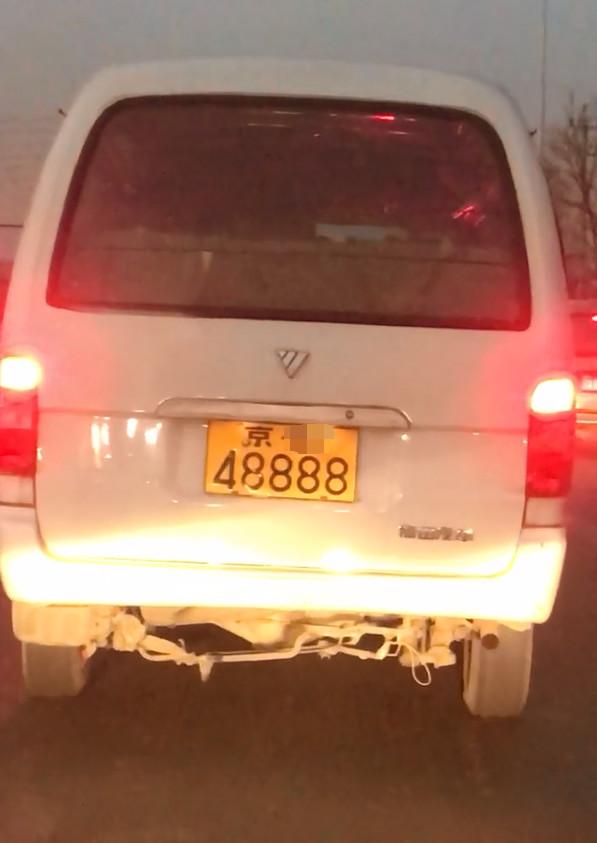 偶遇"黄色"车牌面包车,看到车牌豹子号,才知晓车内是大人物!