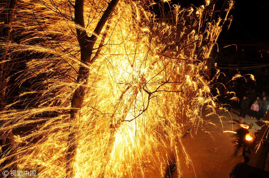 山东济宁上演打铁花表演,火树银花让人惊叹