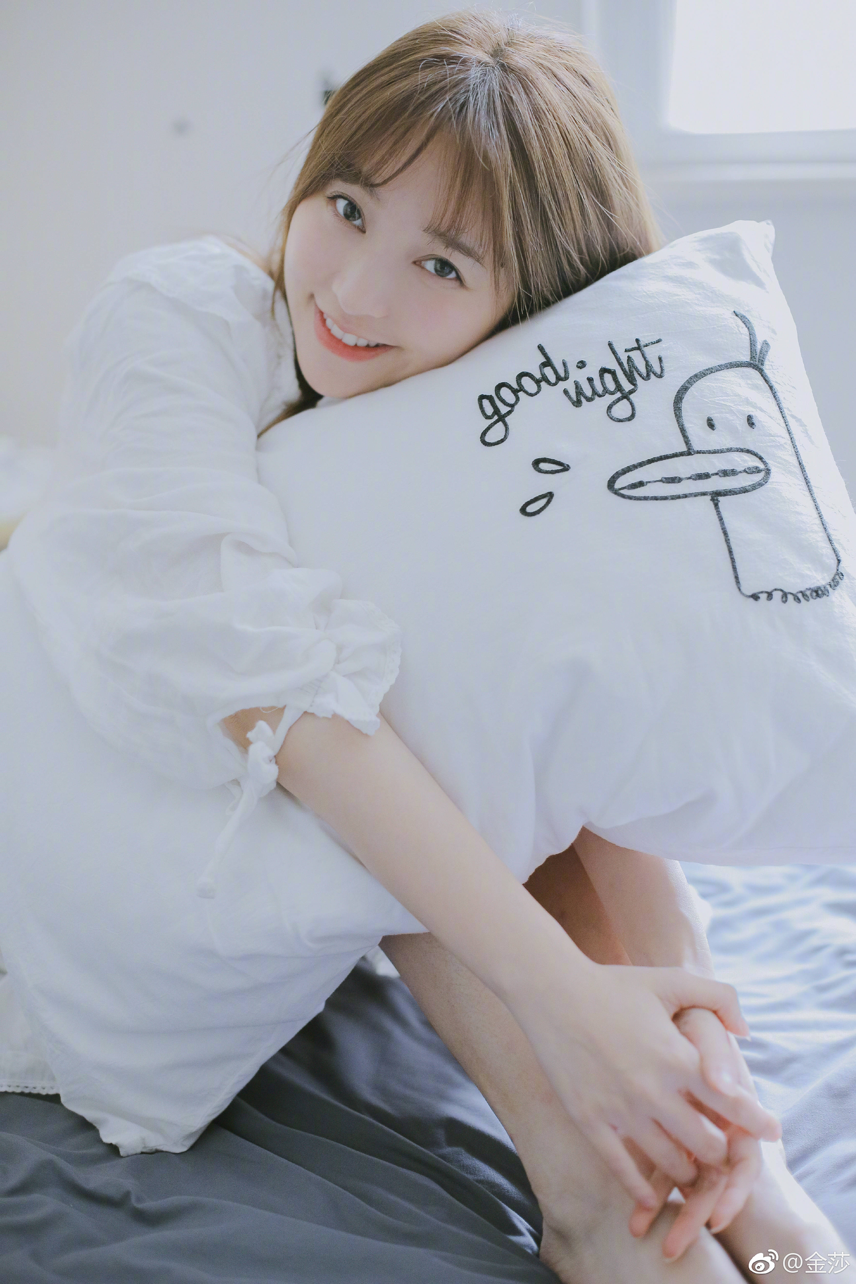 《你和我的倾城时光》插曲演唱者金莎大晒《着迷》清纯写真