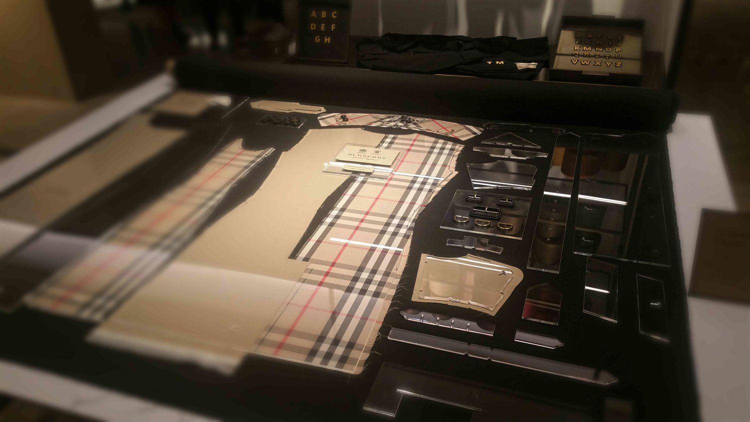 见证世界大战的战壕风衣,burberry以崭新风貌传承英伦精神