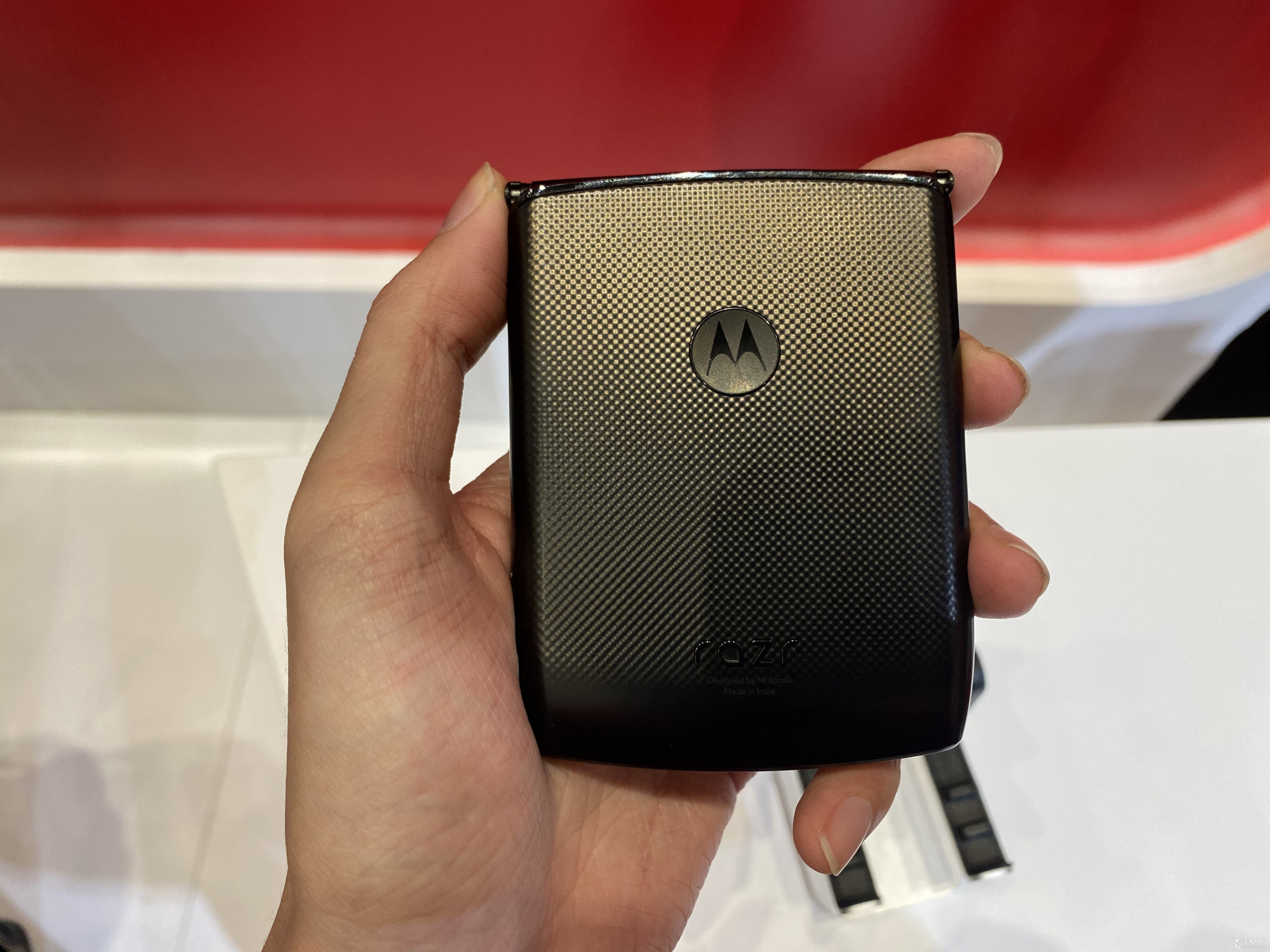 摩托罗拉razr折叠手机现场图赏 经典刀锋卷土重来