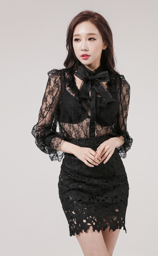 蕾丝透视连衣裙衬托出白皙的肌肤和柔美的气质,搭配高跟鞋太迷人