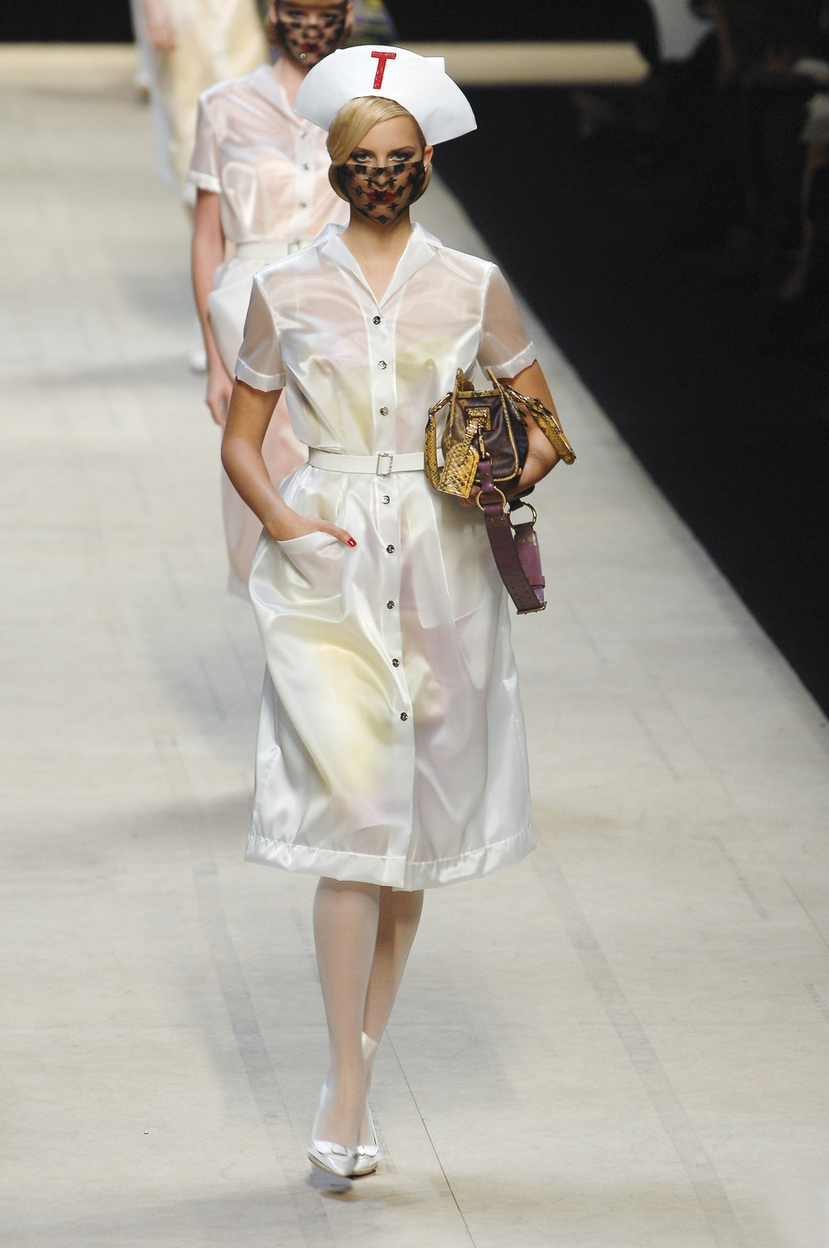 lv最经典的大秀开场,模特蕾丝覆面,网友:看眼和台步识人系列