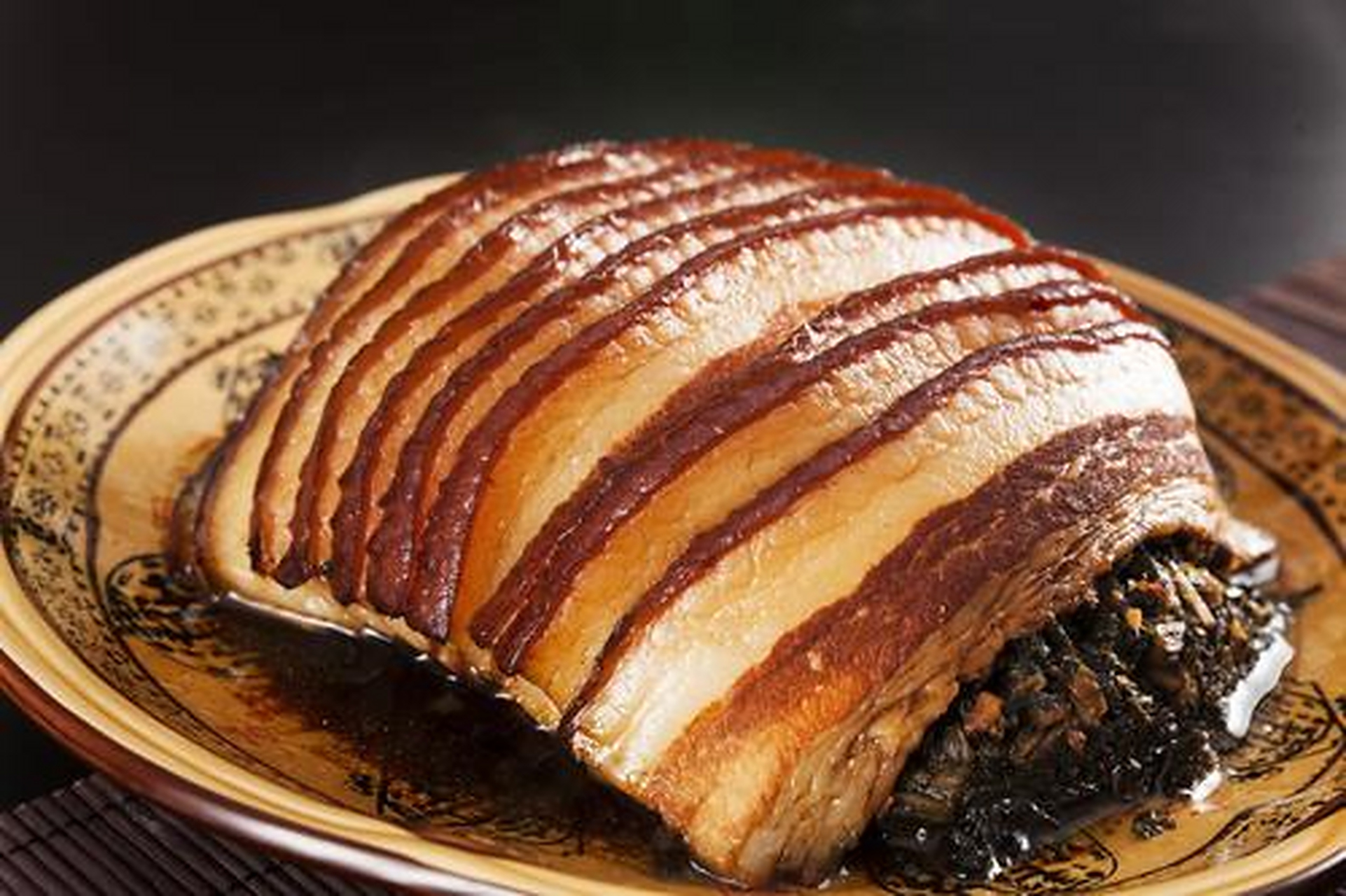 "咸烧白"是四川人的叫法,原料及做法与客家菜中的梅菜扣肉有异曲同工