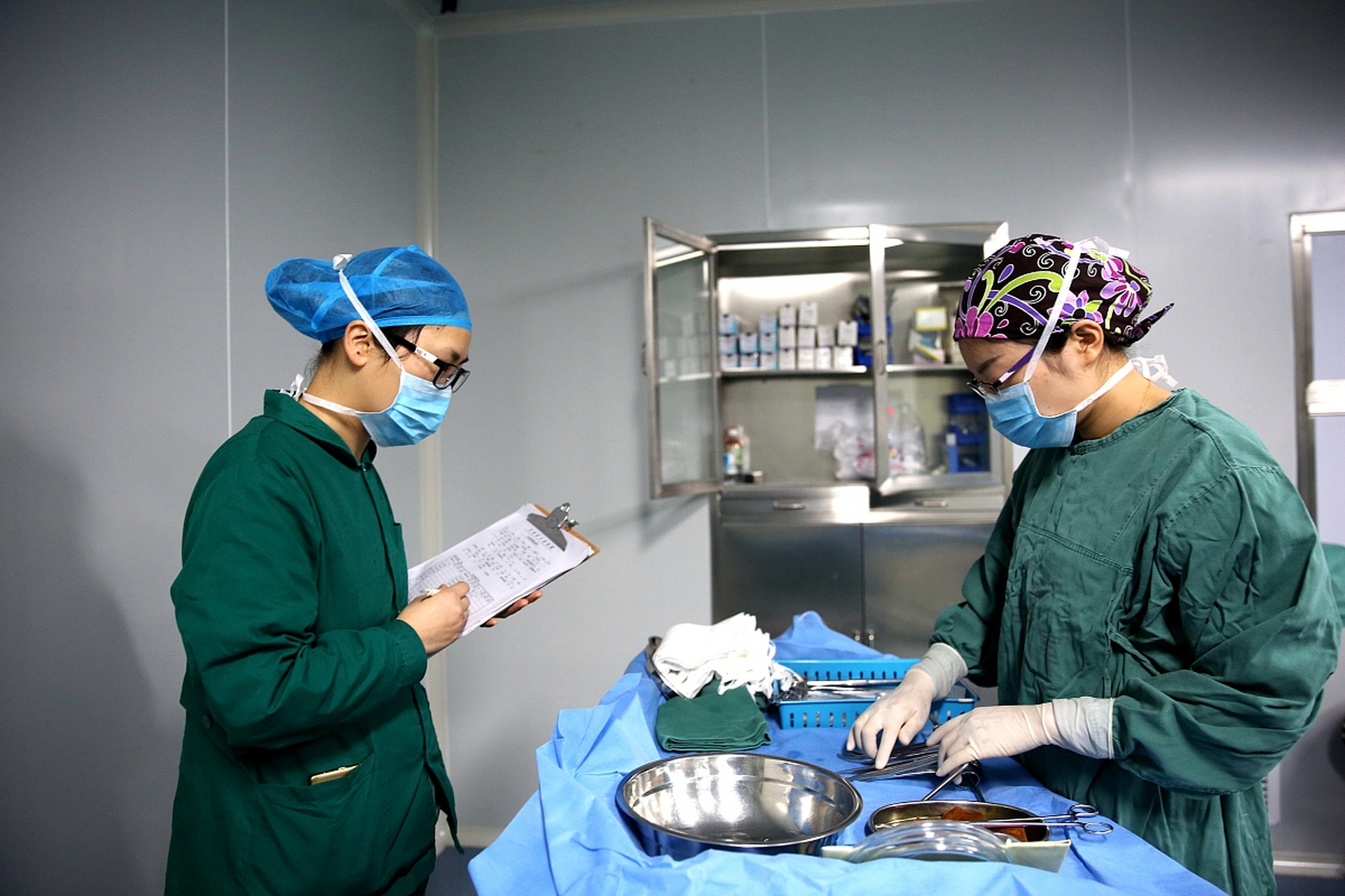 手术当天早晨,护士会细心地给患者进行备皮工作,使用剃毛刀轻轻刮去