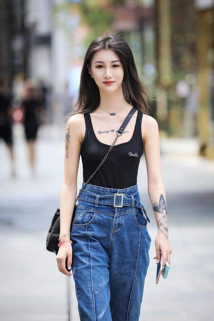 街拍:美女胳膊上的纹身,搭配服装的风格显得额外的霸气侧漏