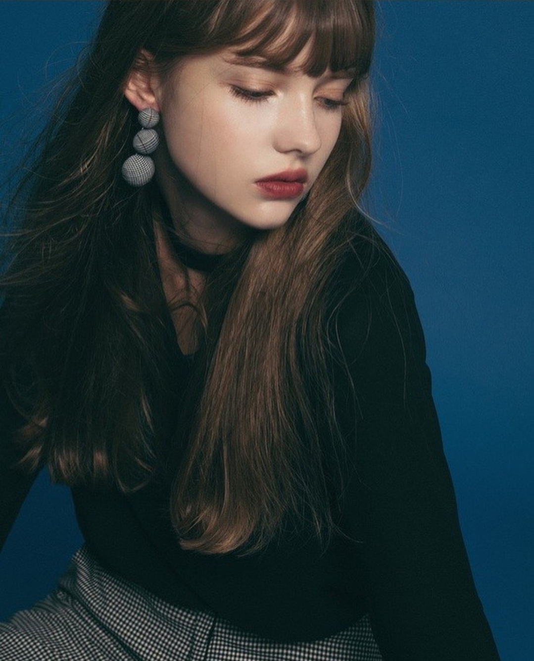 "神仙颜值"的俄罗斯模特,五官宛如精致洋娃娃,私服穿搭超美