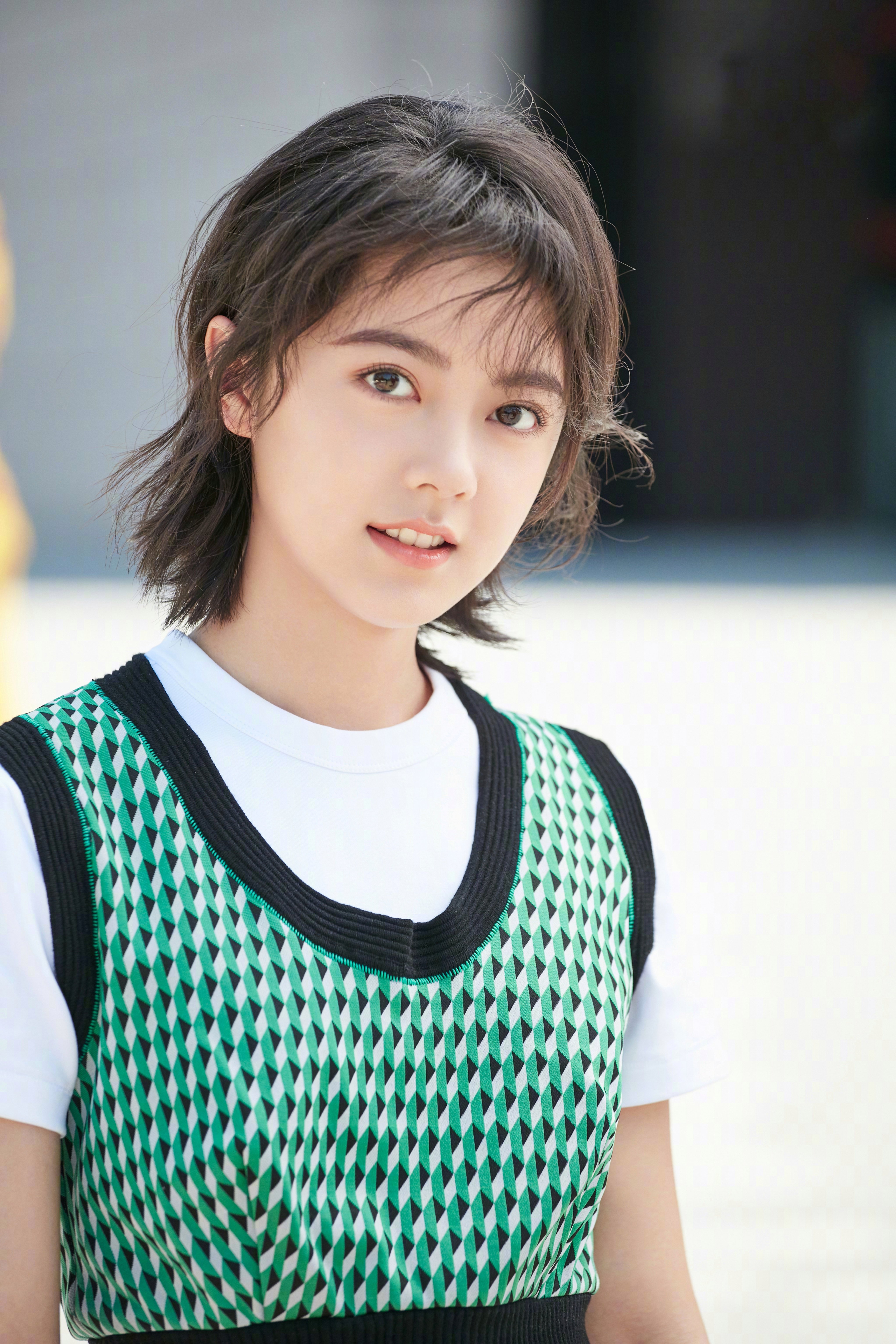 16岁《少年派》赵今麦和17岁张子枫,年龄相差1岁,风格大不相同