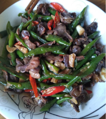 哥们儿做的鸡胗炒杭椒,味道超级赞!不腥,而且还好吃