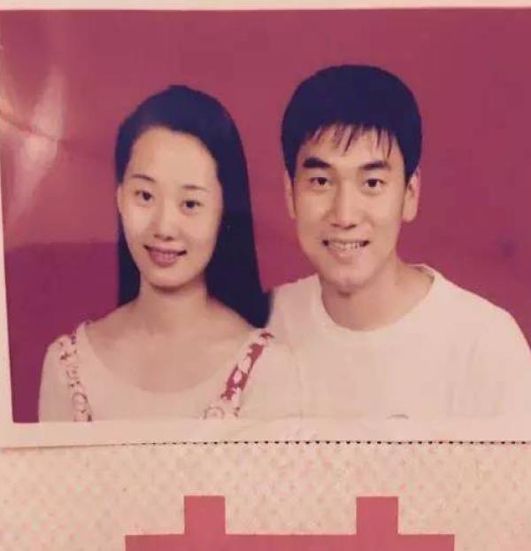 他曾有两任妻子,第一任将他捧红,第二任让他成为富豪,人生赢家