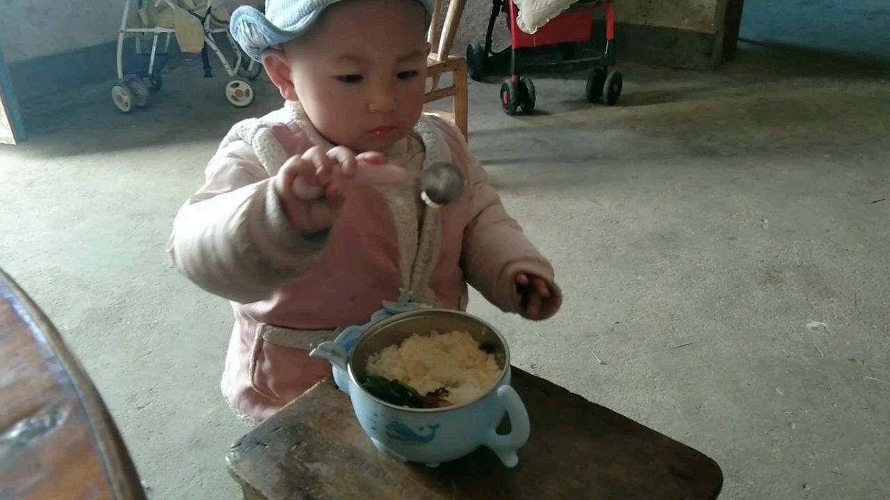 家里鸭蛋多得吃不完,今早蒸了鸭蛋羹给宝宝吃