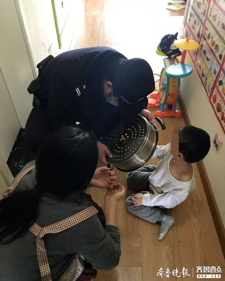 男童手指卡进蒸锅箅子孔内哇哇大哭,济南民警消防合力救援