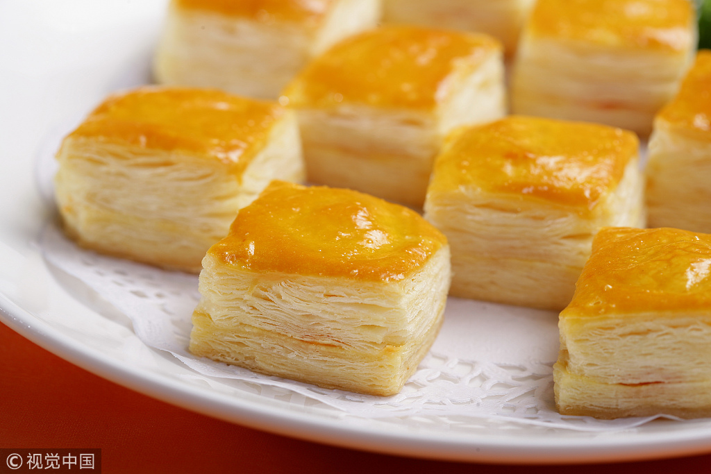 北京稻香村官网显示,黄油起酥为混糖糕点的一种,主料