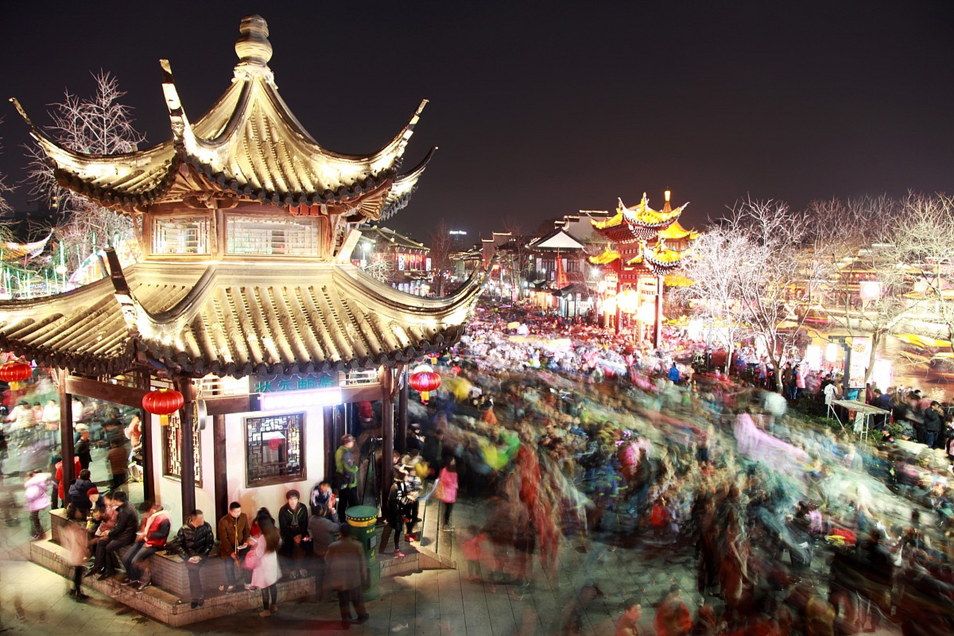 夫子庙夜游:穿越千年的秦淮梦  夜色渐浓,华灯初上,我踏入了南京的