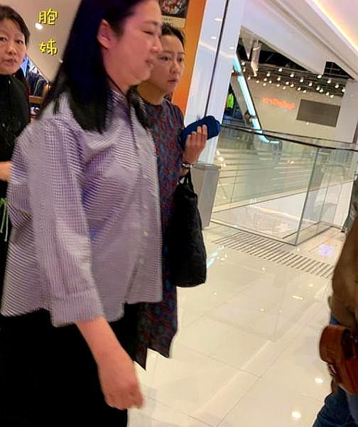 刘德华妻子朱丽倩携女儿逛街,罕见全身照,打扮朴素直奔童装店