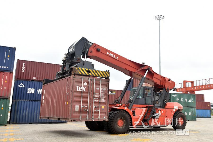 5月18日,运河宿迁港港口码头,一吊车正在搬运集装箱,呈现出一派繁忙