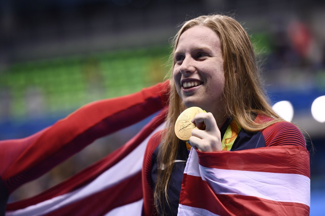 游泳名将莉莉金被取消成绩,美国队提出申诉,详解犯规瞬间