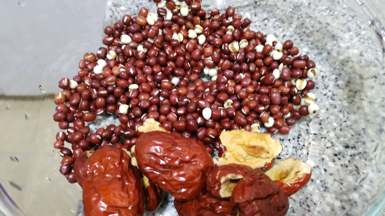 红豆薏米龙骨汤,搭上电焖锅,省事啊,汤头清甜,肉香浓郁